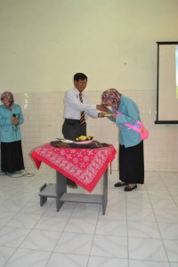 Pemotongan Tumpeng oleh Bp. Sutrisno, Ketua Prodi Kebidanan FK UNS